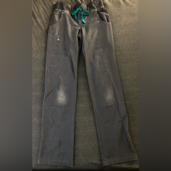 Figs Graphite Scrub Set XXS Catarina Top & XXS T cargo Bottoms - Picture 5 of 5